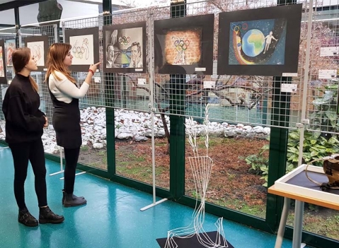 Composizioni di griglie espositive autoportanti con basi dritte