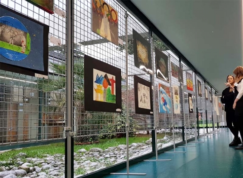 Composizioni di griglie espositive autoportanti con basi dritte