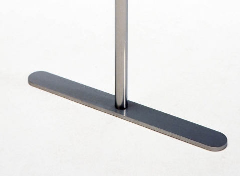 Particolare piede metallico dritto