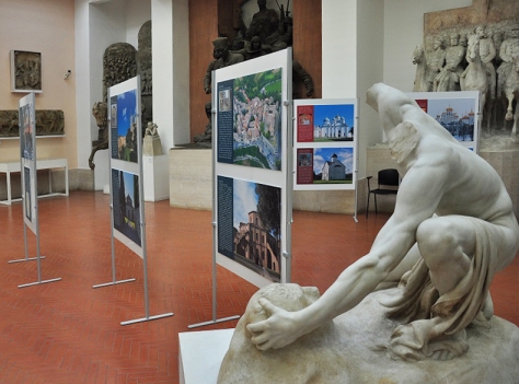 Pannelli espositivi autoportanti con struttura metallica e lastra in sandwich (tipo dibond) stampabile o griglia metallica.