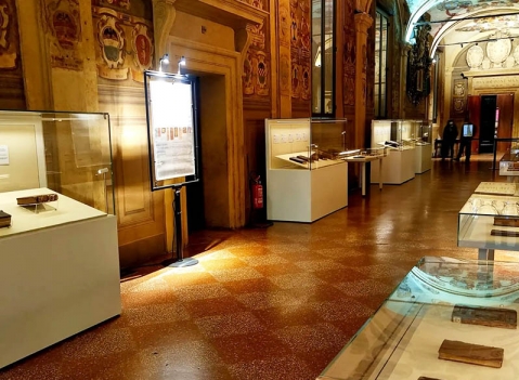 Vetrina  espositiva a tavolo della linea Theca