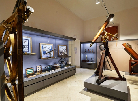 Vetrine espositive per musei della linea Theca